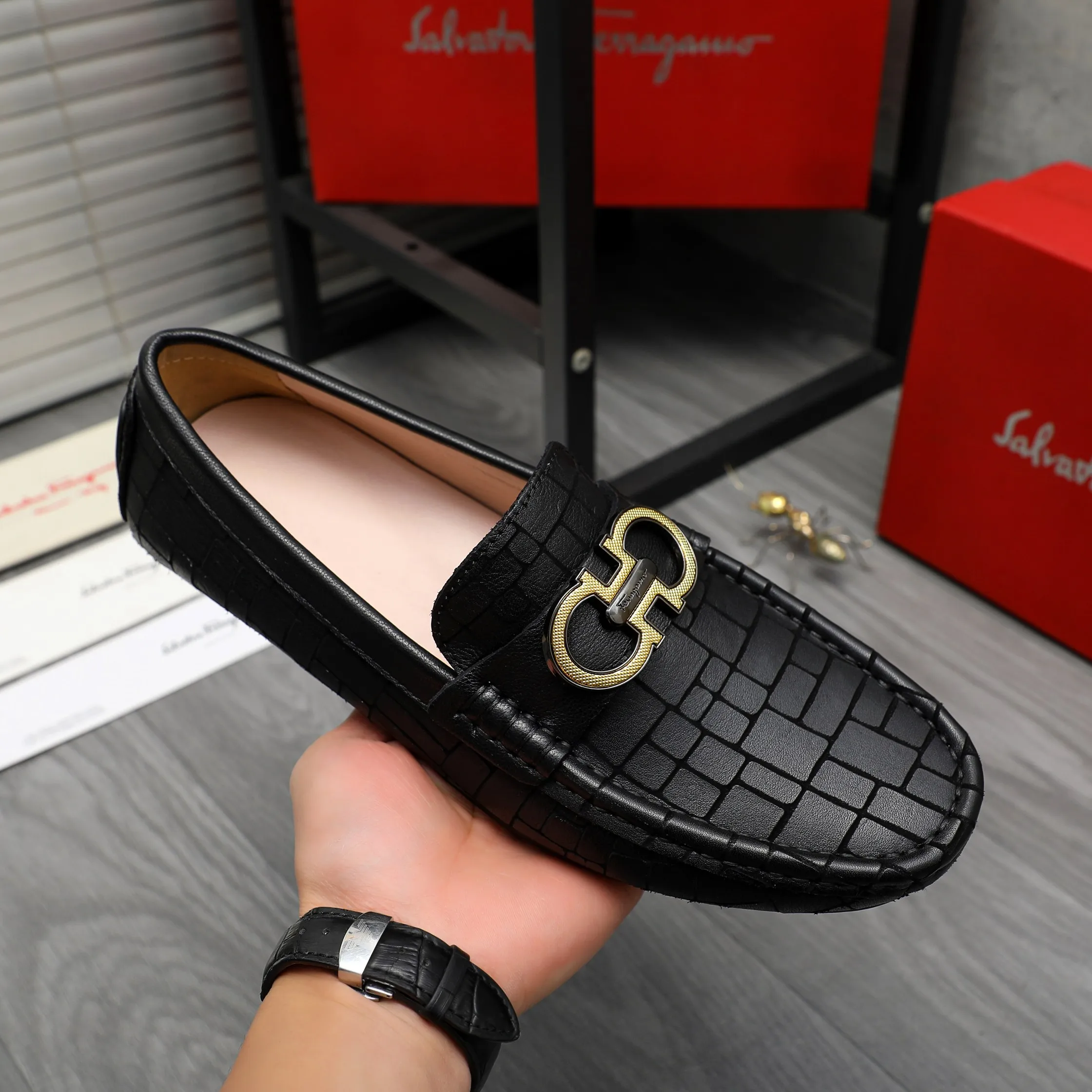 P380 Product trademark: Ferragamo [Ferragamo] Casual slip-on men's shoes Regular size: 38-45 Product material: Selected stone grain cowhide upper, sheepskin lining, rubber outsole